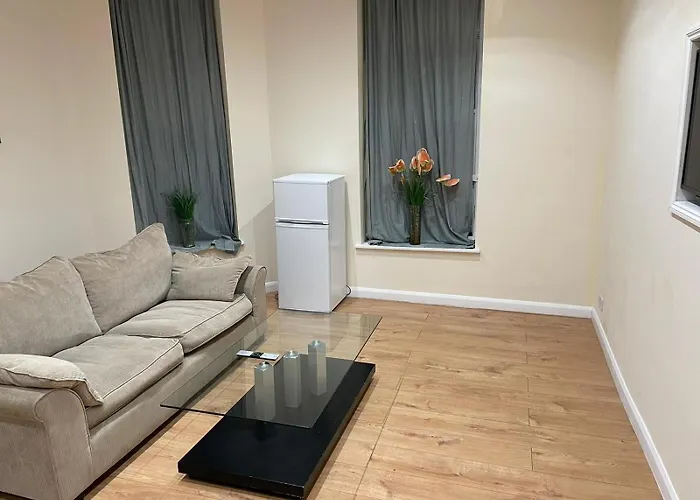 Entire Flat In Newquay, 2 Minutes Walk To The Beach And Clubs!