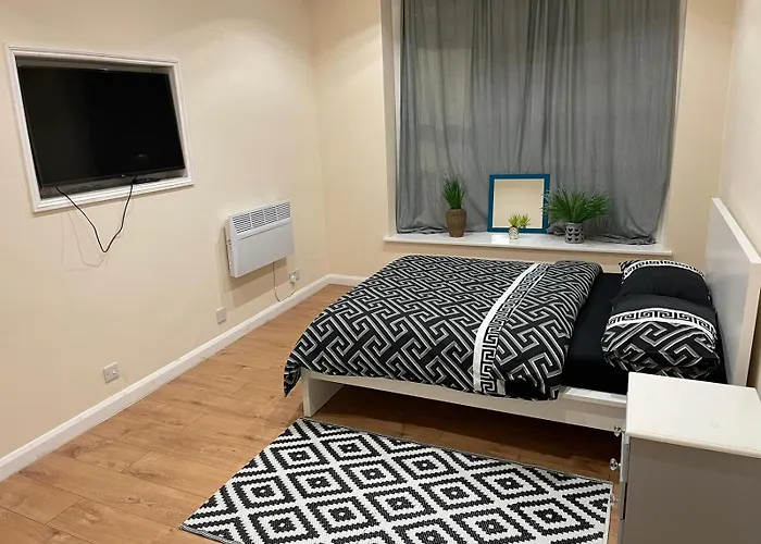 Entire Flat In Newquay, 2 Minutes Walk To The Beach And Clubs!