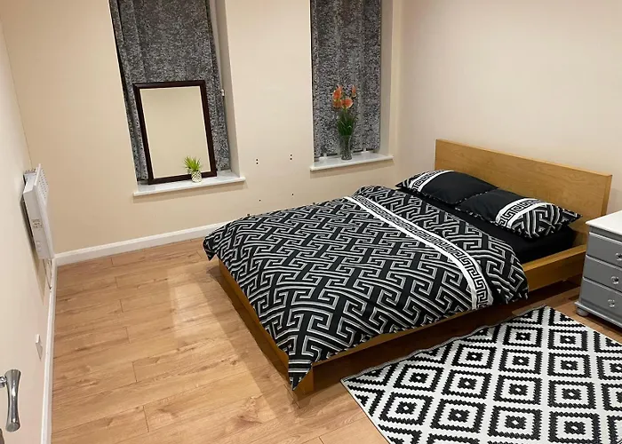 Entire Flat In Newquay, 2 Minutes Walk To The Beach And Clubs!